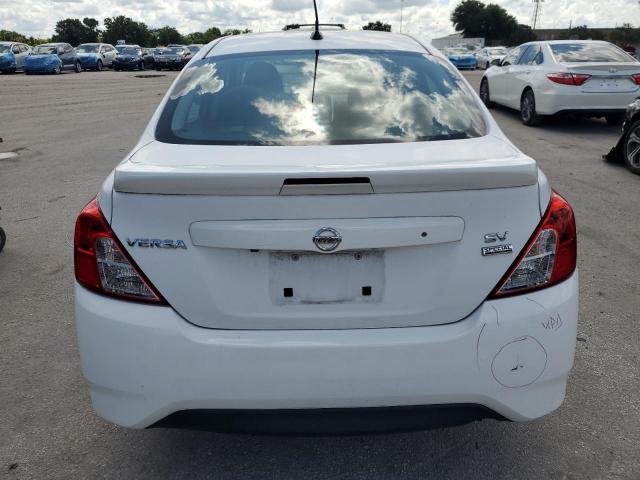 3N1CN7APXJL846128 - 2018 NISSAN VERSA S Weiß Foto 6