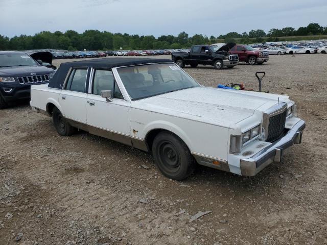 1LNBM82F1JY602661 - 1988 LINCOLN TOWN CAR SIGNATURE WHITE photo 4