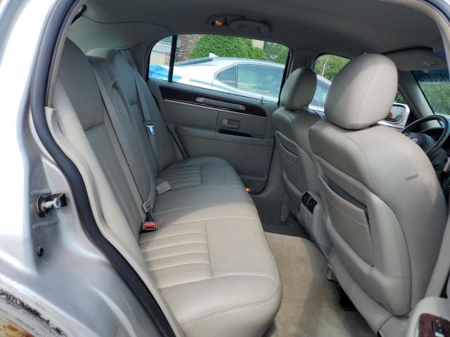 1LNHM81WX4Y672563 - 2004 LINCOLN TOWN CAR EXECUTIVE Silber Foto 10