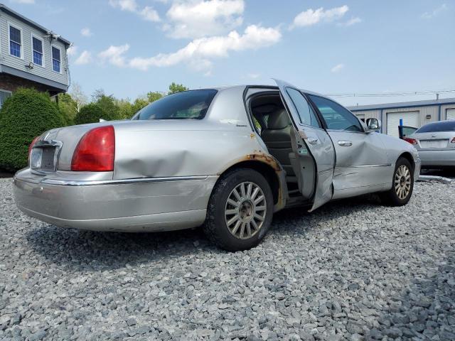 1LNHM81WX4Y672563 - 2004 LINCOLN TOWN CAR EXECUTIVE Silber Foto 3