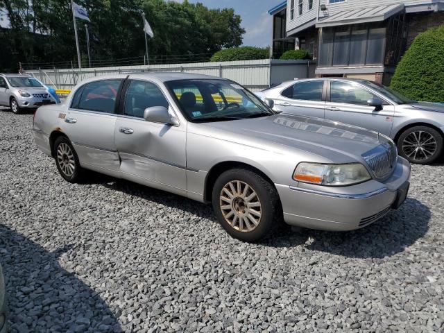 1LNHM81WX4Y672563 - 2004 LINCOLN TOWN CAR EXECUTIVE Silber Foto 4