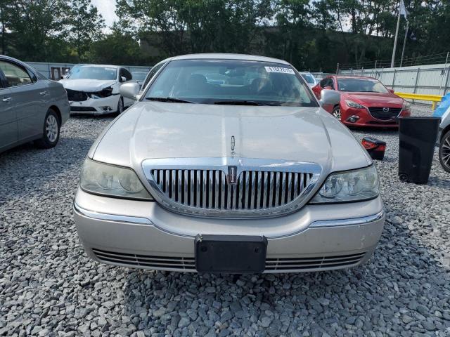 1LNHM81WX4Y672563 - 2004 LINCOLN TOWN CAR EXECUTIVE Silber Foto 5