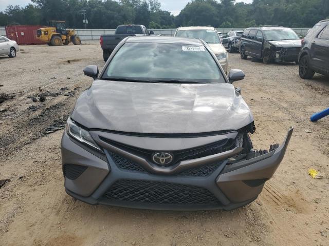 4T1B11HKXJU048578 - 2018 TOYOTA CAMRY L GRAY photo 5