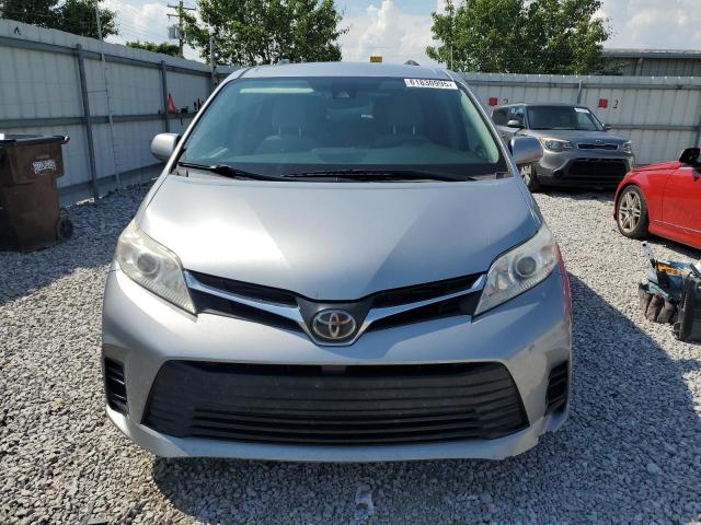 5TDKZ3DC0JS918558 - 2018 TOYOTA SIENNA LE Gümüş foto 5