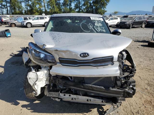 KNDJN2A24K7021493 - 2019 KIA SOUL SILVER photo 5