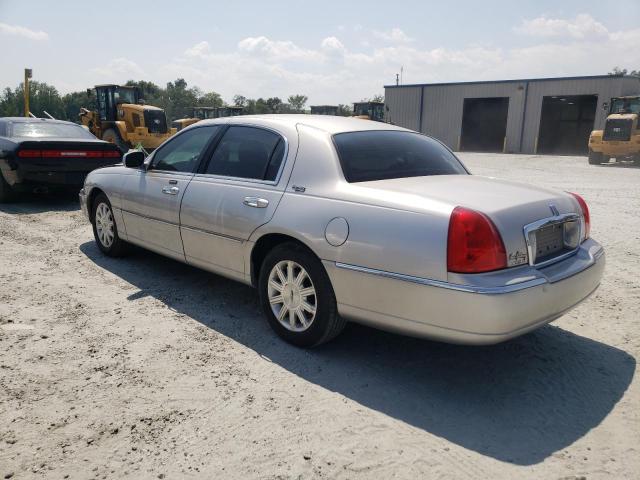 2LNBL8CV5AX621349 - 2010 LINCOLN TOWN CAR SIGNATURE LIMITED SILVER photo 2