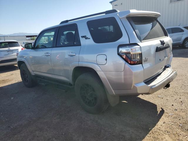 JTERU5JR3P6146496 - 2023 TOYOTA 4RUNNER SE SILVER photo 2