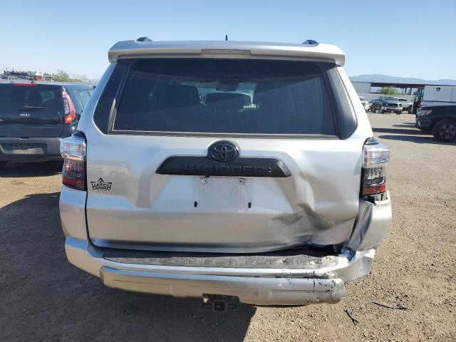 JTERU5JR3P6146496 - 2023 TOYOTA 4RUNNER SE SILVER photo 6