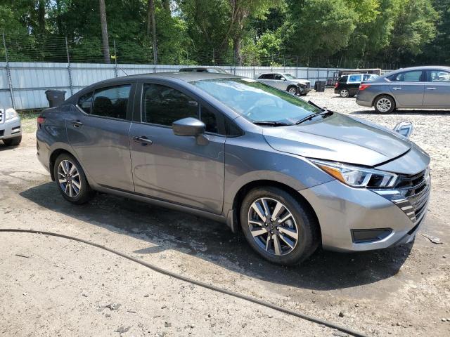 3N1CN8DV2PL850859 - 2023 NISSAN VERSA S ნაცრისფერი ფოტო 4