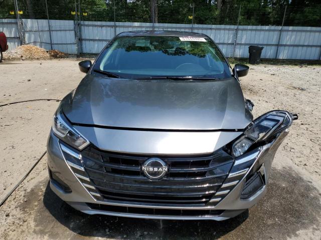 3N1CN8DV2PL850859 - 2023 NISSAN VERSA S ნაცრისფერი ფოტო 5