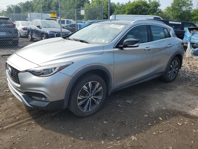 SJKCH5CRXJA054704 - 2018 INFINITI QX30 BASE Silber Foto 1