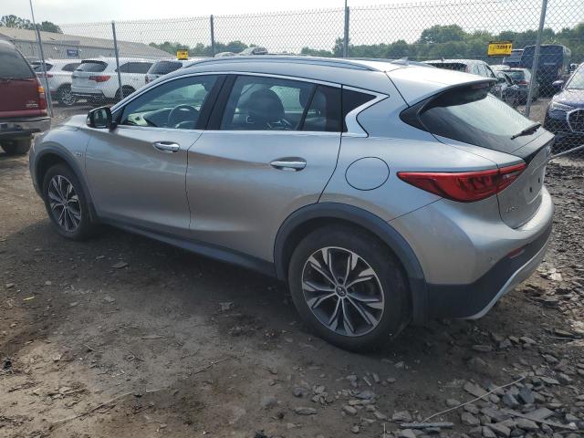 SJKCH5CRXJA054704 - 2018 INFINITI QX30 BASE Silber Foto 2