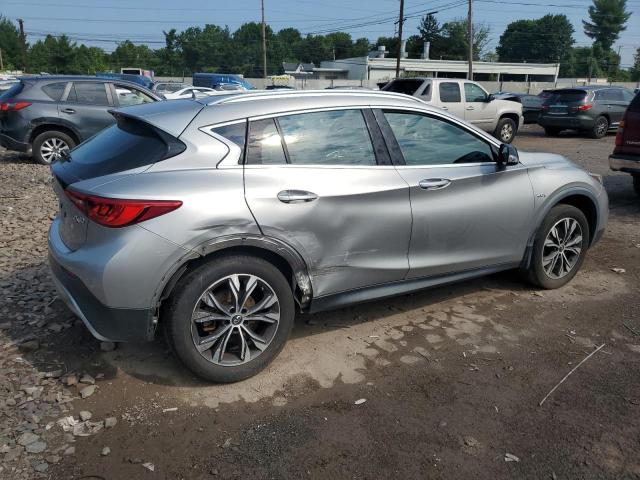 SJKCH5CRXJA054704 - 2018 INFINITI QX30 BASE SILVER photo 3