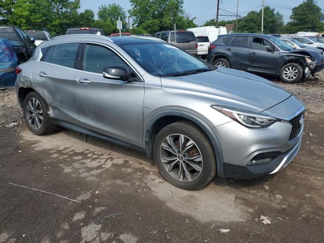 SJKCH5CRXJA054704 - 2018 INFINITI QX30 BASE Silber Foto 4