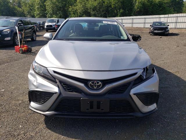 4T1G11AK4RU882860 - 2024 TOYOTA CAMRY SE NIGHT SHADE SILVER photo 5