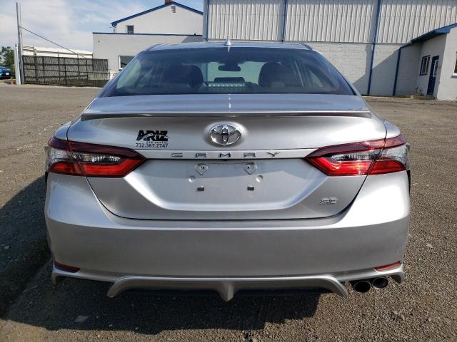 4T1G11AK4RU882860 - 2024 TOYOTA CAMRY SE NIGHT SHADE SILVER photo 6