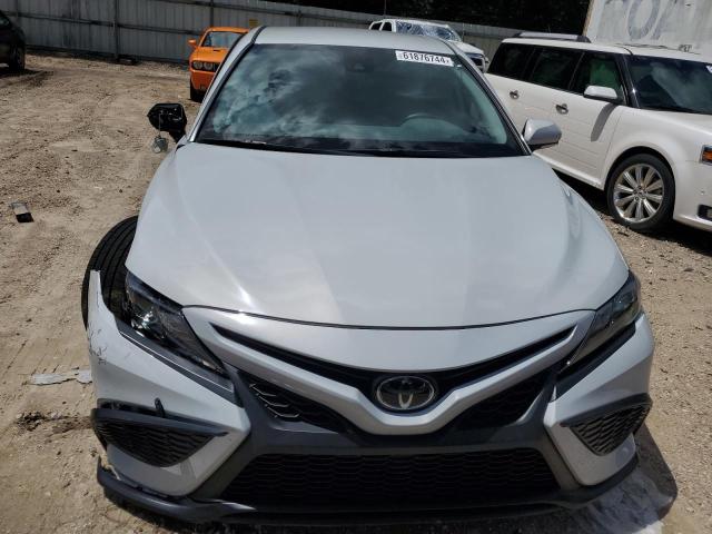 4T1T11AK4RU192363 - 2024 TOYOTA CAMRY SE NIGHT SHADE WHITE photo 5