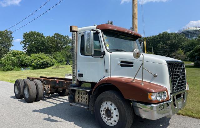 4V5KC9EH89N278602 - 2009 VOLVO VHD TWO TONE photo 1