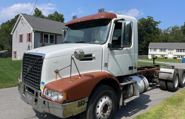 4V5KC9EH89N278602 - 2009 VOLVO VHD TWO TONE photo 2