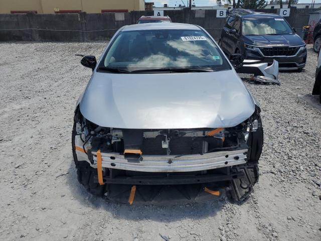 JTDEPMAEXNJ200923 - 2022 TOYOTA COROLLA LE Gümüş foto 5