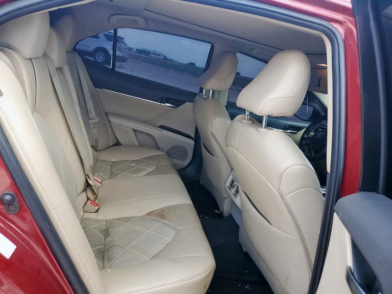 4T1B11HK1JU540495 - 2018 TOYOTA CAMRY L RED photo 10