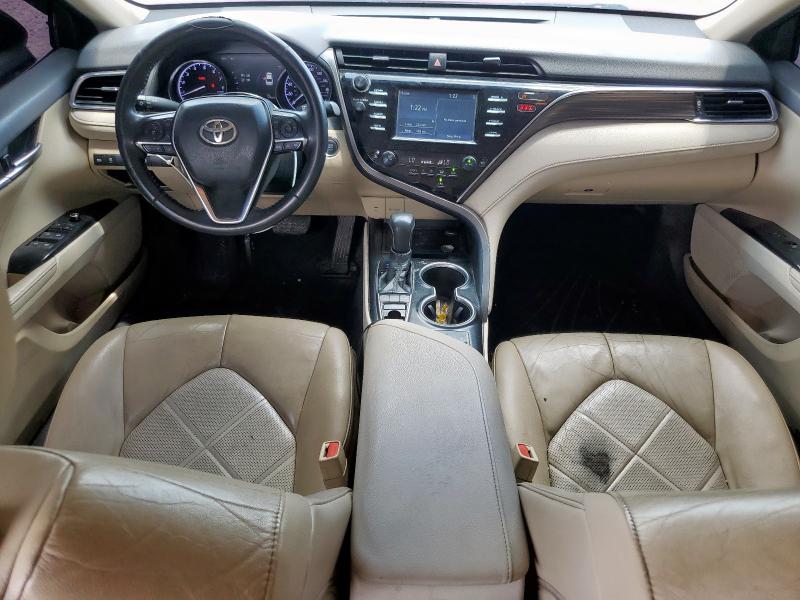 4T1B11HK1JU540495 - 2018 TOYOTA CAMRY L RED photo 8