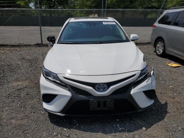 4T1B21HK2KU521792 - 2019 TOYOTA CAMRY HYBRID WHITE photo 5