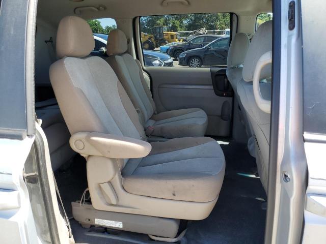 KNDMB133296299895 - 2009 KIA SEDONA SILVER photo 11