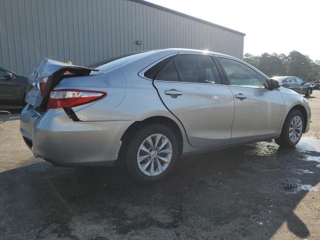 4T4BF1FKXFR447671 - 2015 TOYOTA CAMRY LE SILVER photo 3