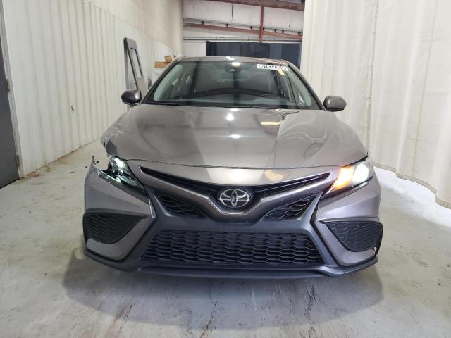 4T1G11AKXRU884144 - 2024 TOYOTA CAMRY SE NIGHT SHADE SILVER photo 5