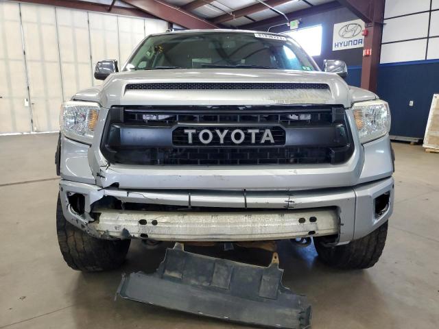 5TFAY5F11EX399204 - 2014 TOYOTA TUNDRA CREWMAX PLATINUM Silber Foto 5