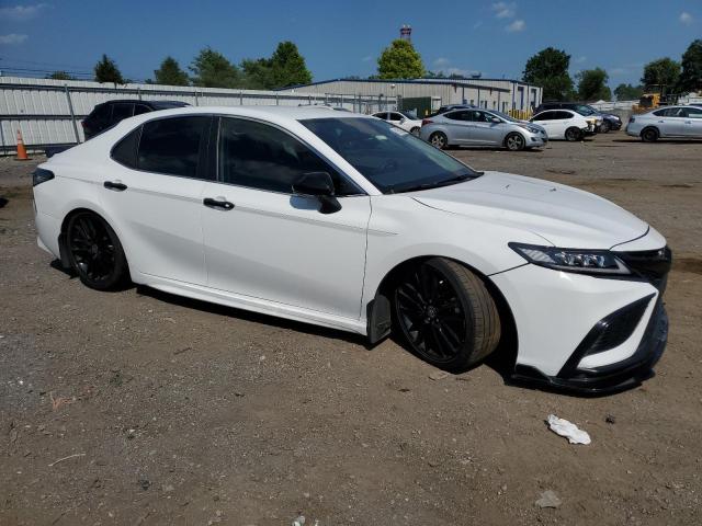 4T1G11AK7RU910313 - 2024 TOYOTA CAMRY SE NIGHT SHADE WHITE photo 4