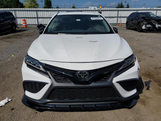 4T1G11AK7RU910313 - 2024 TOYOTA CAMRY SE NIGHT SHADE WHITE photo 5