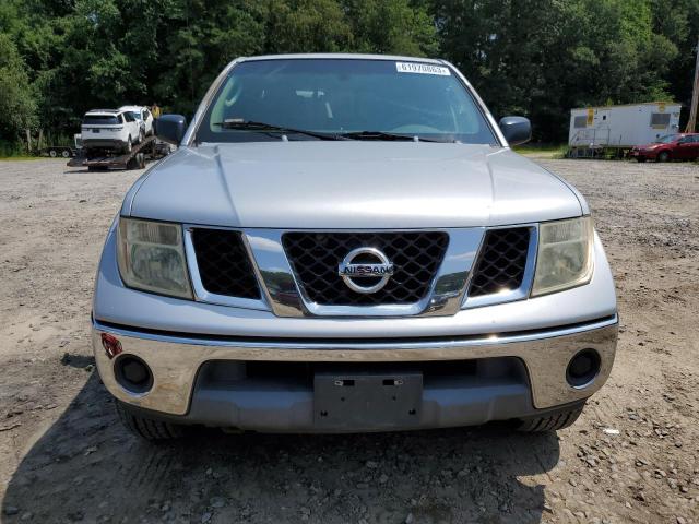 1N6AD06W55C427911 - 2005 NISSAN FRONTIER KING CAB LE SILVER photo 5
