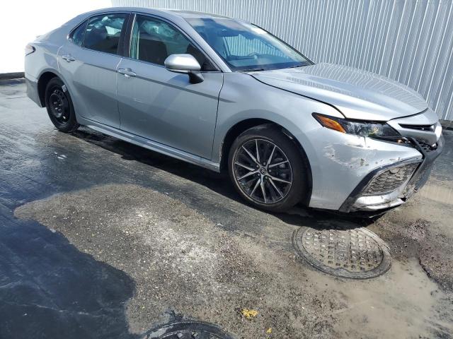 4T1G11AK4RU236363 - 2024 TOYOTA CAMRY SE NIGHT SHADE SILVER photo 4