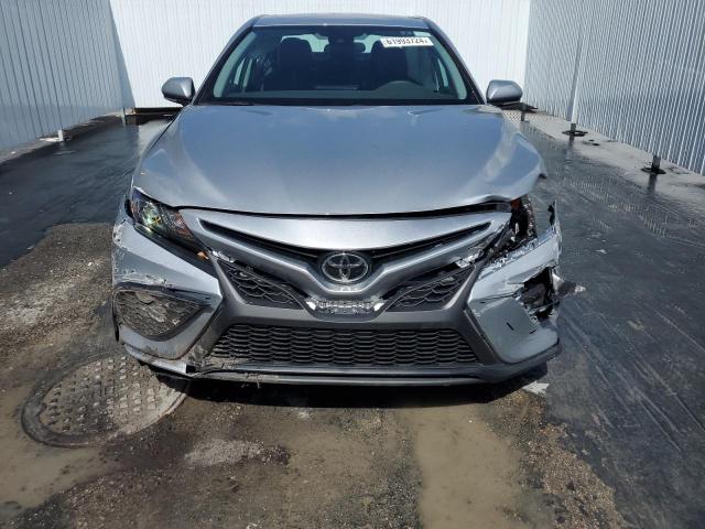 4T1G11AK4RU236363 - 2024 TOYOTA CAMRY SE NIGHT SHADE SILVER photo 5