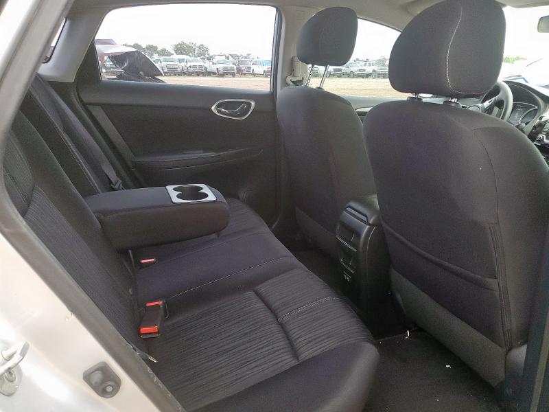 3N1AB7AP8JY344348 - 2018 NISSAN SENTRA S 银色 照片 10