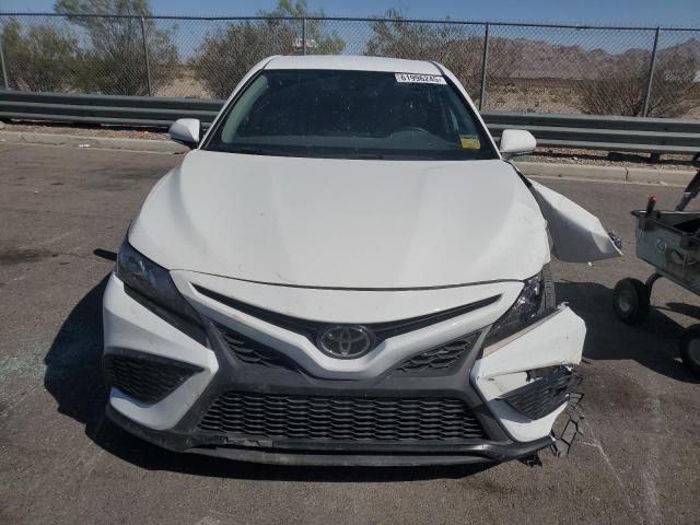 4T1G11AK6PU764175 - 2023 TOYOTA CAMRY SE NIGHT SHADE WHITE photo 5