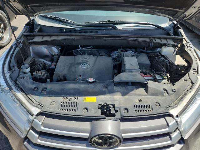 5TDJZRFH1JS871628 - 2018 TOYOTA HIGHLANDER SE GRAY photo 12