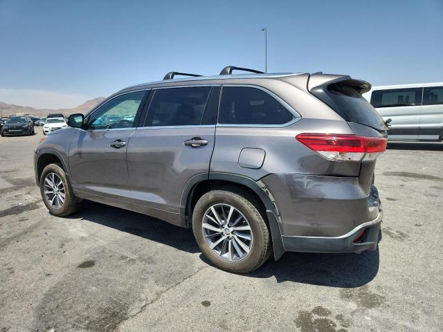 5TDJZRFH1JS871628 - 2018 TOYOTA HIGHLANDER SE GRAY photo 2