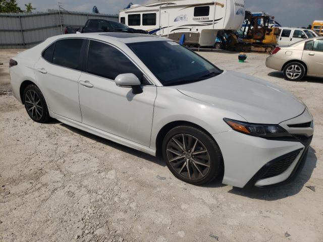 4T1G11AKXPU119576 - 2023 TOYOTA CAMRY SE NIGHT SHADE WHITE photo 4