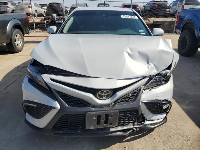 4T1T11AK2PU087267 - 2023 TOYOTA CAMRY SE NIGHT SHADE WHITE photo 5
