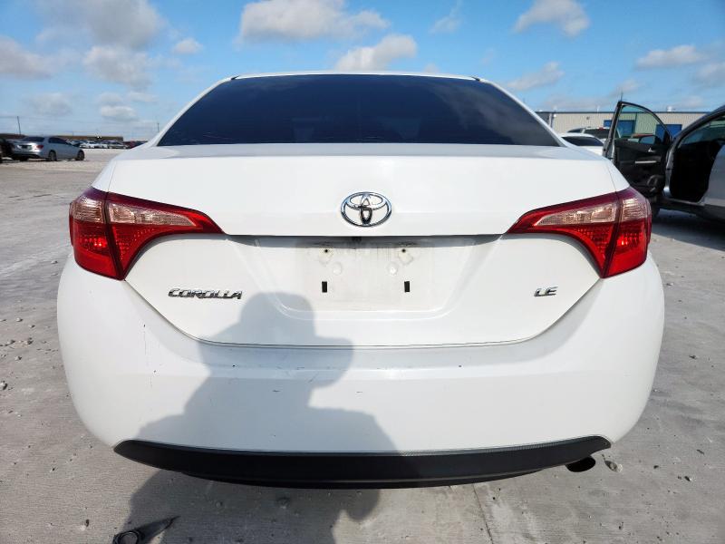 5YFBURHE5JP841238 - 2018 TOYOTA COROLLA L WHITE photo 6