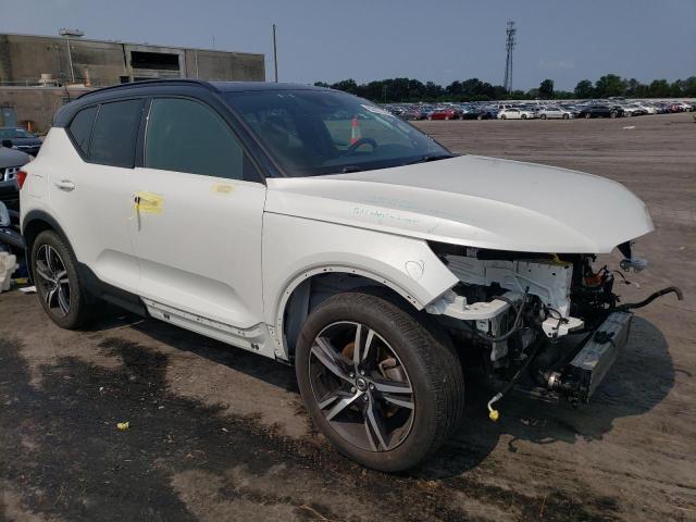 YV4162UM0K2136726 - 2019 VOLVO XC40 T5 R-DESIGN WHITE photo 4