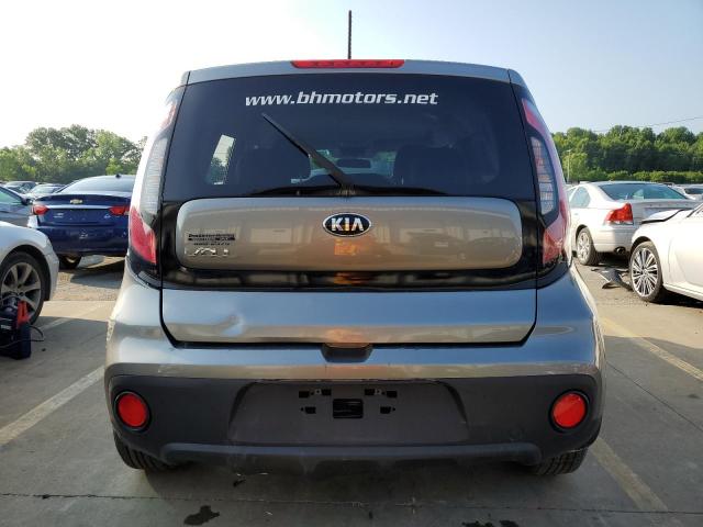 KNDJN2A22J7600612 - 2018 KIA SOUL GRAY photo 6