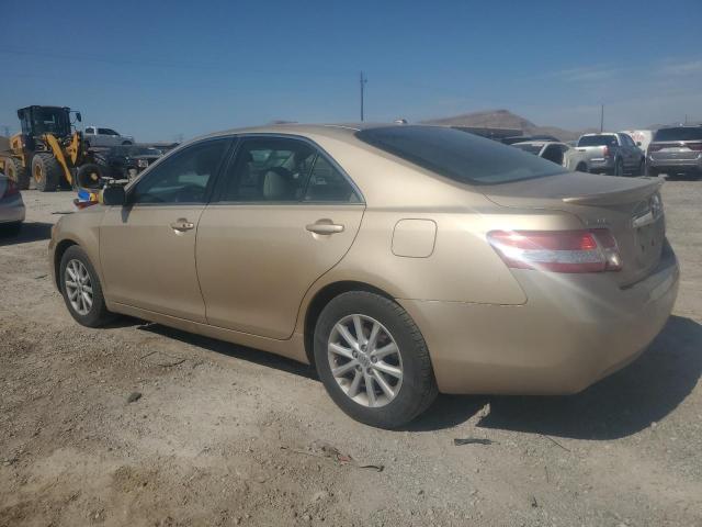 4T1BF3EK2BU721365 - 2011 TOYOTA CAMRY BASE GOLD photo 2