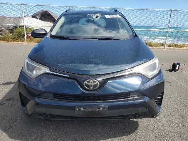 JTMZFREV3HJ100761 - 2017 TOYOTA RAV4 LE ლურჯი ფოტო 5