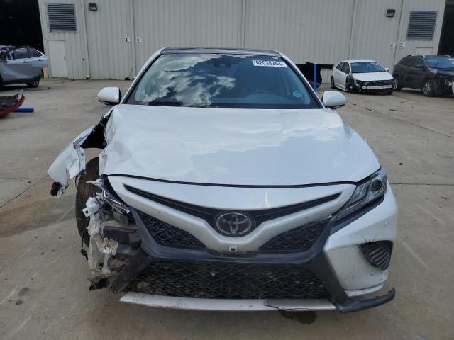 4T1B61HK6KU806807 - 2019 TOYOTA CAMRY XSE WHITE photo 5