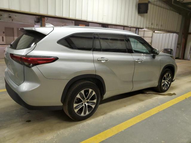 5TDGZRAH6MS528836 - 2021 TOYOTA HIGHLANDER XLE SILVER photo 3