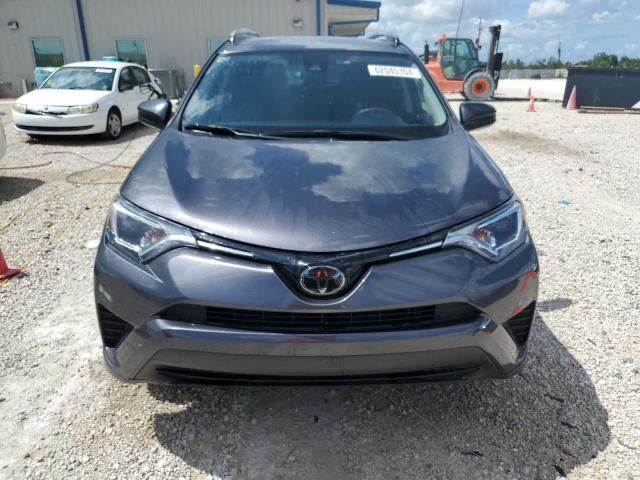 JTMZFREV3JJ168628 - 2018 TOYOTA RAV4 LE GRAY photo 5